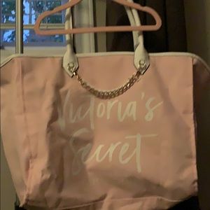 ☀️Victoria’s Secret bag(2/$15 when bundled)